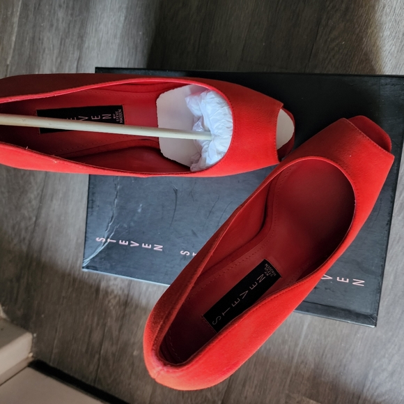 Suede Red Pumps. Platform Peep Toes. Steven by Steve Madden. Size 8 - Picture 4 of 7